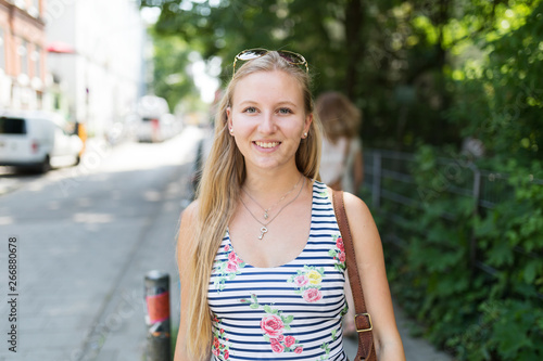 Fotografie junge sympathische Frau im Sommerkleid