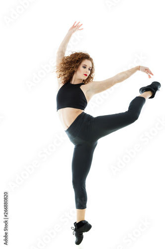 Junge hübsche Frau die tanzt und sich rhythmisch bewegt © kreativloft
