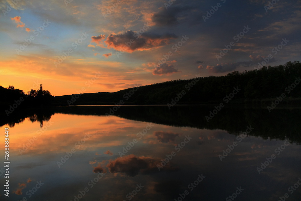 Obraz premium sunset on the lake