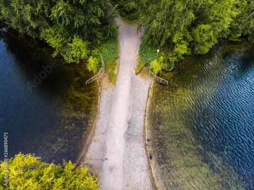 Spaziergan auf einem Weg zwischen zwei Seen photo