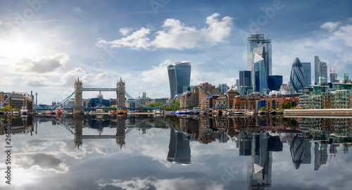 Panoramablick auf die Skyline von London, Großbritannien, an einem sonnigen Tag mit Spiegelung in der Themse