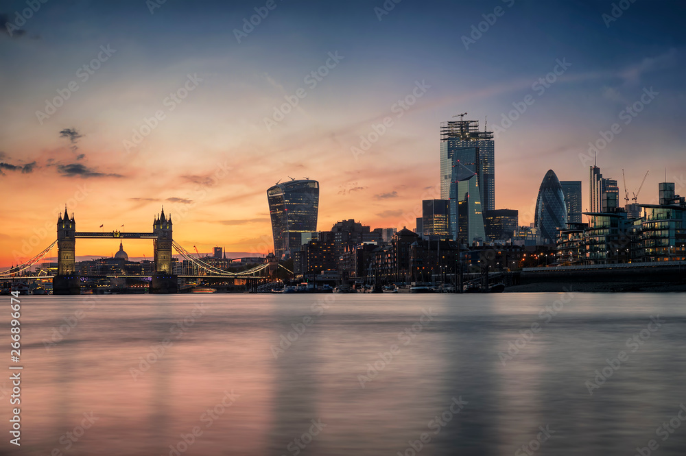 Die beleuchtete Skyline von London, Großbritannien, nach Sonnenuntergang: von der Tower Bridge über die Themse bis zur City