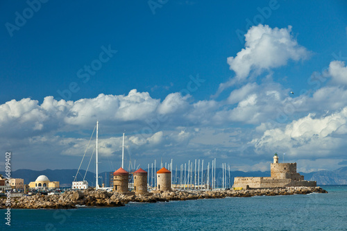 Molinos de viento y Fuerte de San Nicolás, Ciudad de Rodas, Isla de Rodas, Dodecaneso, Grecia, Mar Mediterráneo photo