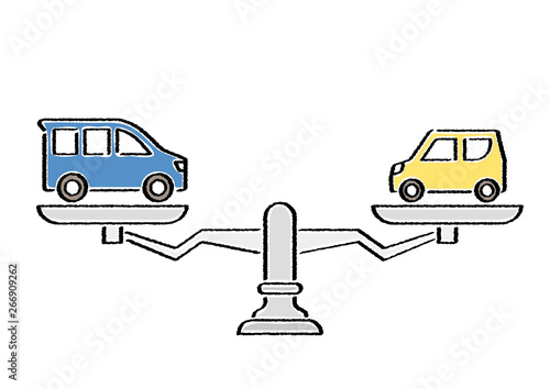 均衡を保つ天秤に乗る軽自動車と普通車