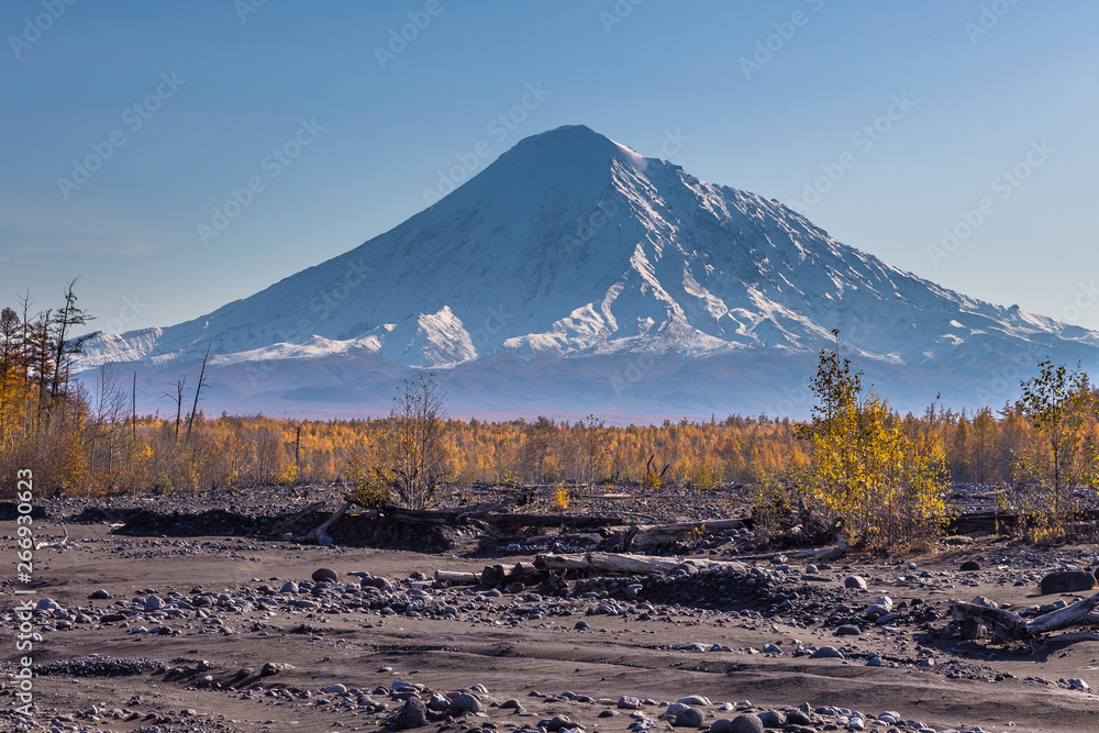 Mount Ostry Tolbachik, the highest point of volcanic complex on the Kamchatka, Russia. - obrazy, fototapety, plakaty 