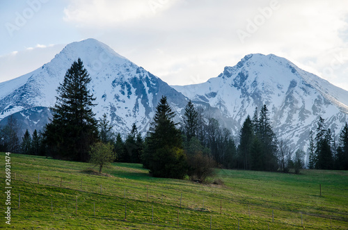 Góry, białe szczyty 