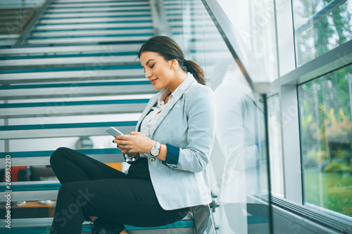 Young business woman sittin...