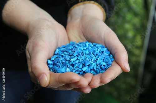 Kunststoffpellets oder Granulat aus recyceltem Material.