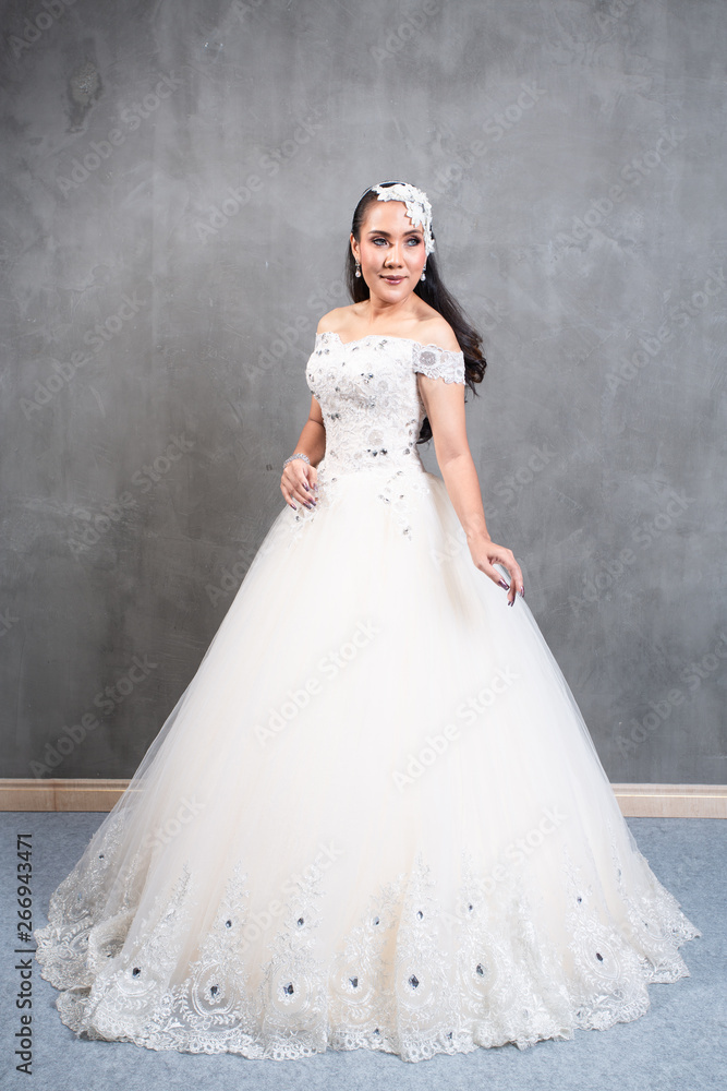 Fototapeta premium Beautiful woman in wedding dress , Bride Thai style fashion