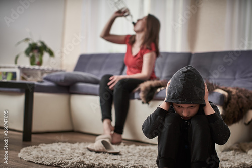 Fotografie mother alcoholic drinks alcohol from a bottle