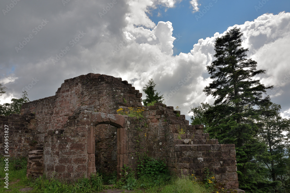 Der Eingang zur Ruine Hohenbourg