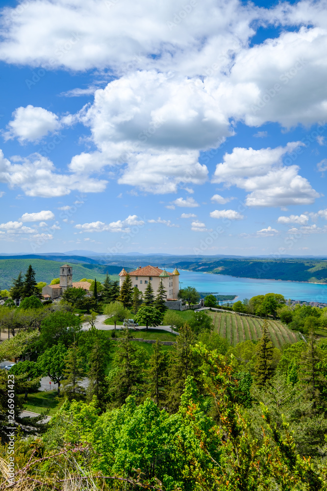 Vue panoramique depuis le sommet du village Aiguines, lac de Sainte-Croix, plateau de Valensole, château d'Aiguines, France, Provence.