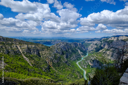 Vue panoramique sur les Gorges du Verdon, Grand Canyon, rive gauche. Aiguines, Provence, France. 