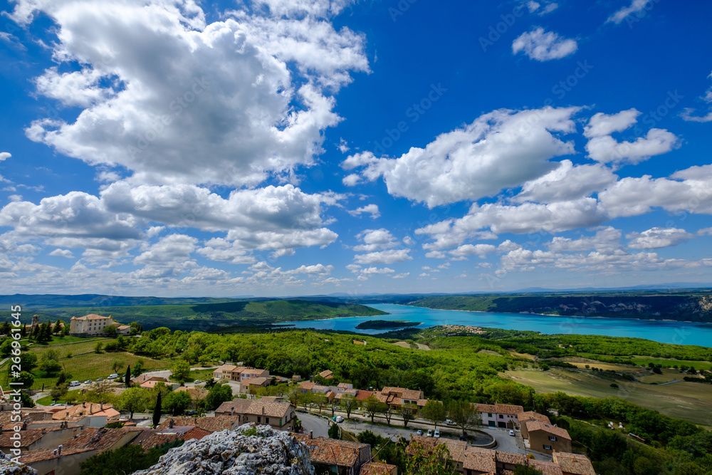 Vue panoramique depuis le sommet du village Aiguines, lac de Sainte-Croix, plateau de Valensole, entrée du Gorges du Verdon. France, Provence.