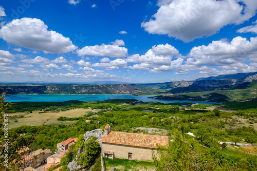 Obraz na płótnie Vue panoramique depuis le sommet du village Aiguines, chapelle, lac de Sainte-Croix, plateau de Valensole, entrée du Gorges du Verdon. France, Provence. w salonie