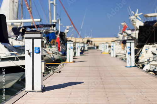 Electric outlet pedestal for boat power supply