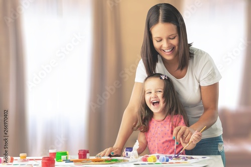 Konstfotografi Happy family kid mom babysitter parent teacher drawing