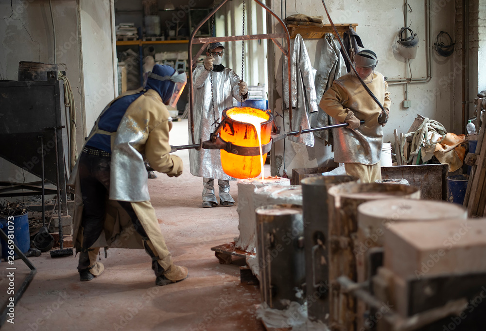Art foundry, Foundry workers casting Art foundry, Foundry workers casting