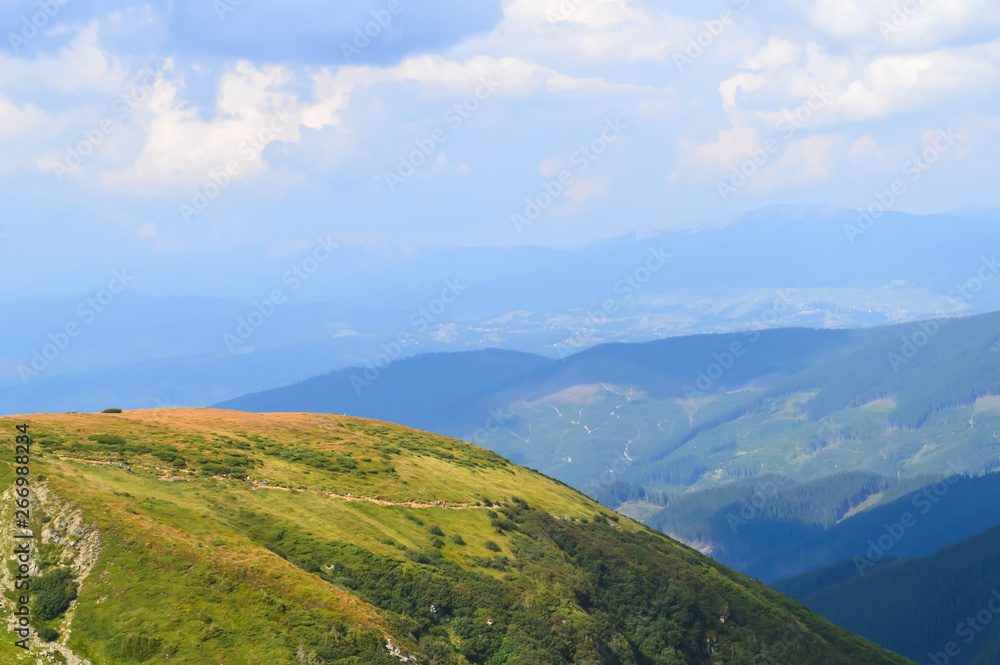 Naklejka premium Panoramiczny widok z Howerla, Karpat, Ukraina. Poziome zdjęcia na zewnątrz