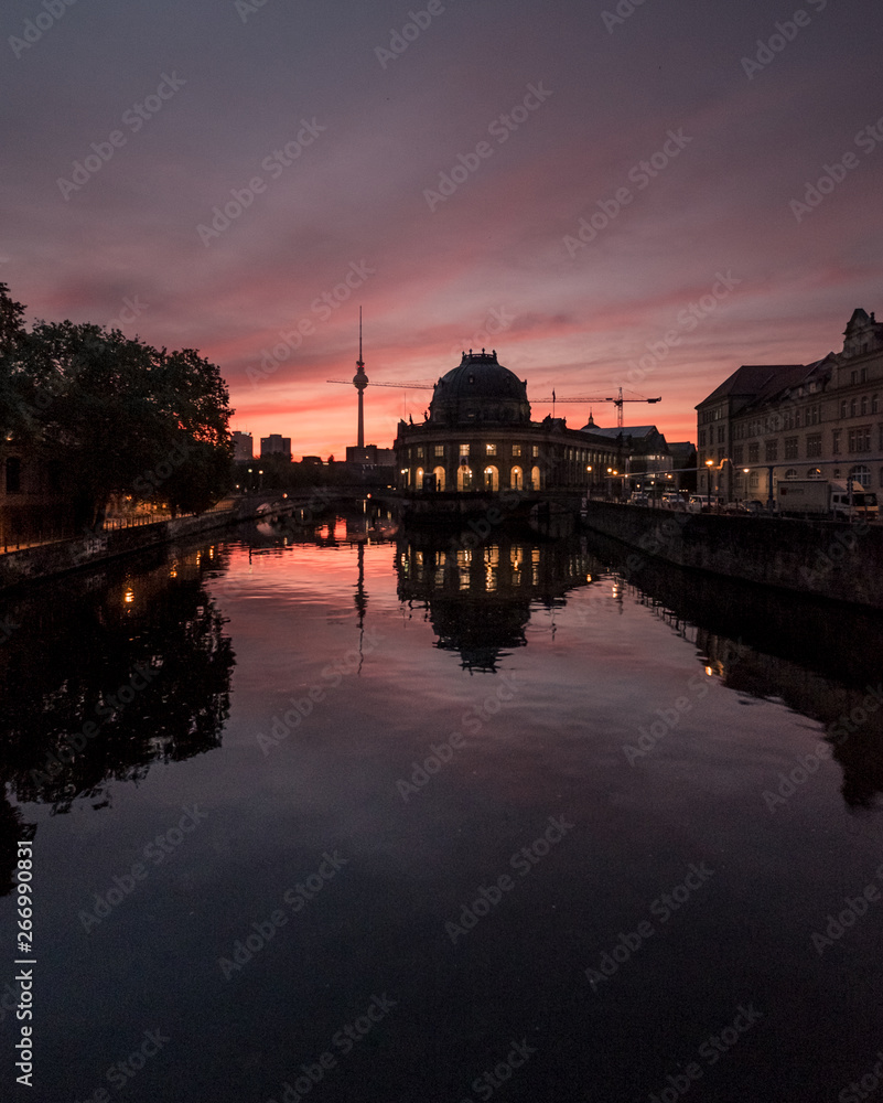 Obraz premium Bodemusem und Fernsehturm im Sonnenaufgang