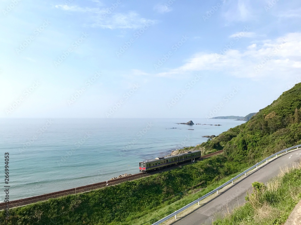 島根県の観光名所（日本海と鉄道のある風景）