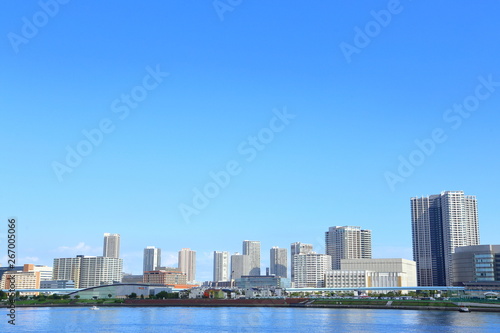 東京都　都市のビルと青空 © JP trip landscape DL