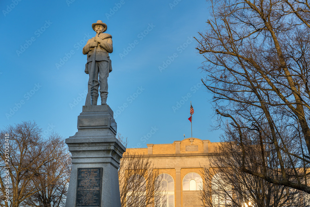 Fototapeta premium Confederate statue downtown Bentonville, Northwest Arkansas, Statue of confederate soldier James H Berry, southern soldiers, USA Arkansas flags