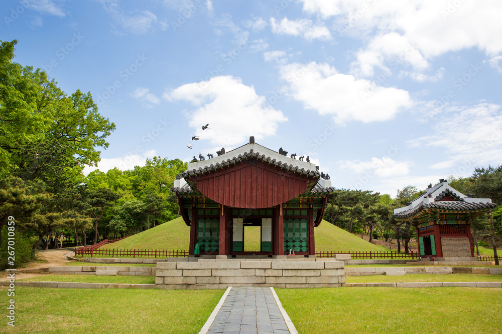 Yeonghwiwon and Sunginwon Tombs is the tomb of a king of the Joseon Dynasty. Yeonghwiwon and Sunginwon Tombs is the tomb of a king of the Joseon Dynasty.