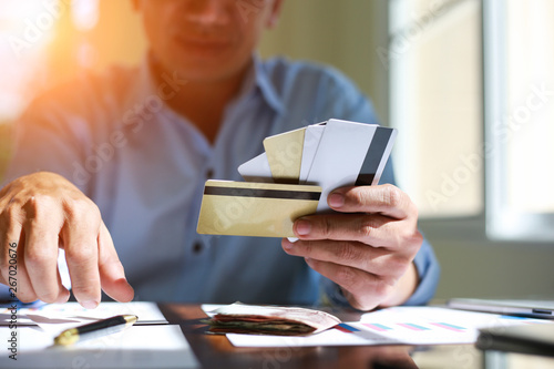 businessmen are preparing money to pay for credit cards to pay for investment products.
