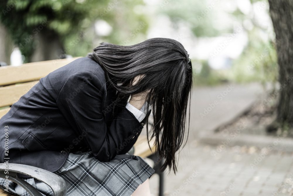 うなだれる女性 Stock 写真 | Adobe Stock