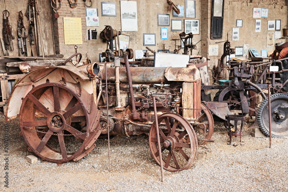 Antico trattore agricolo della Val Padana