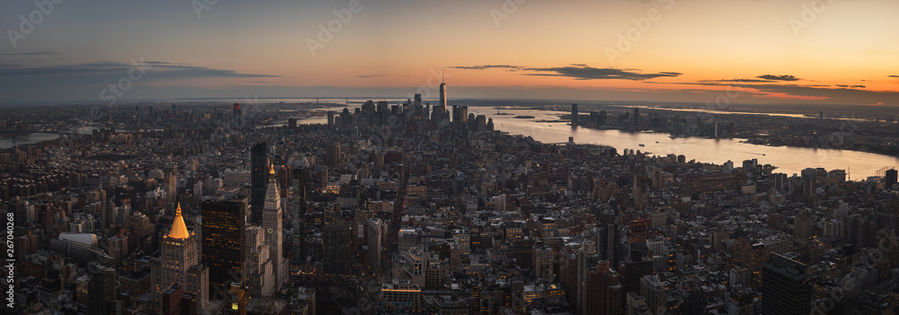 Obraz premium Huge cinematic panorama at the sunset over the city - New York City, NY