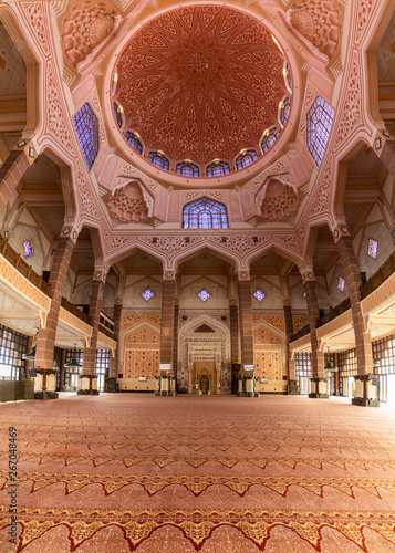 Canvas Print Kuala Lumpur/Malaysia: 22 April 2019: inside the Putra MosquePutra