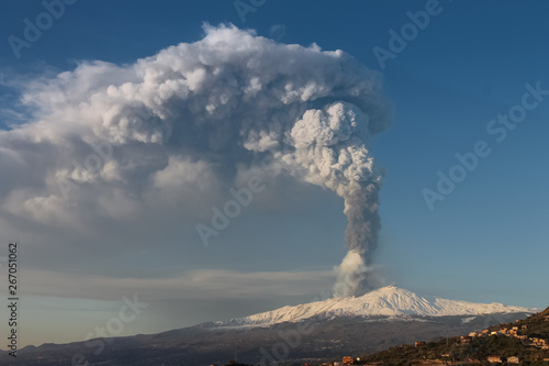 eruzione del vulcano Etna , photo