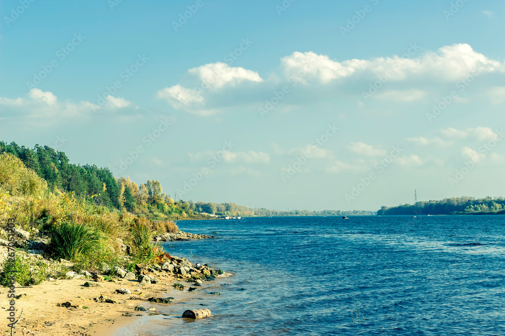 Fototapeta premium Widok na Wołgę w słoneczny letni dzień.