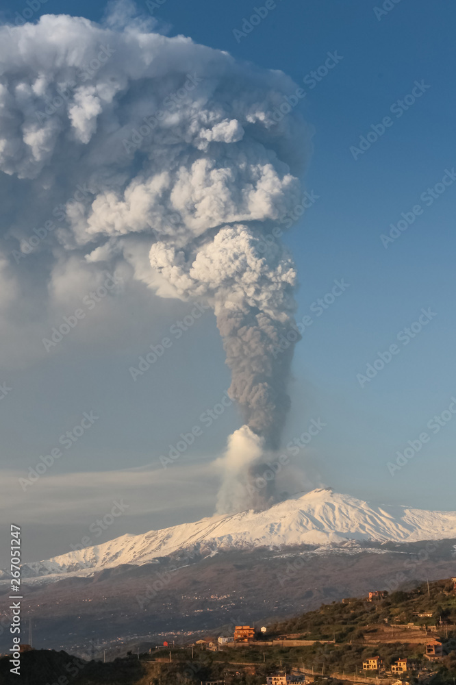 Fototapeta premium eruzione del vulcano Etna ,
