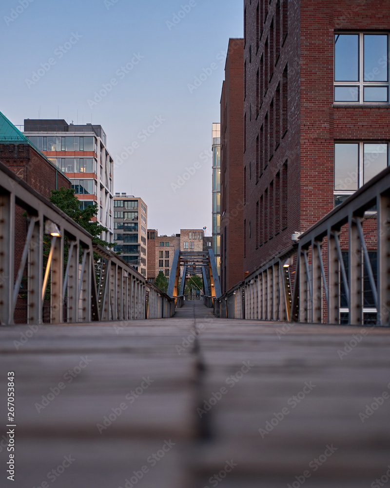 Eine Brücke durch die Hafen City