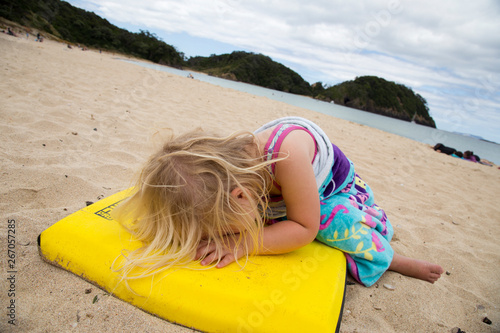 Canvas Print Pre school girl having a meltdown at the beach because she doesn't want to go home