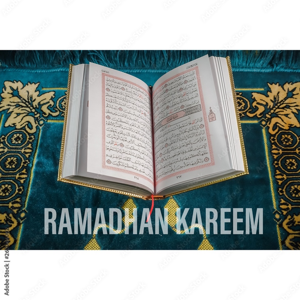 Obraz premium An islamic concept for Ramadhan. Flat lay composition of Qoran, Dates and a tasbih (rosary beads) on top of a sajadah (praying mattress)