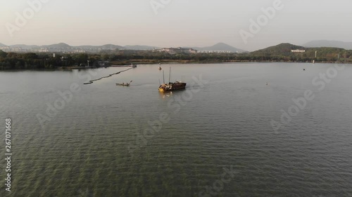 Wallpaper Mural 湖に浮かぶ船・ドローン空撮 Torontodigital.ca