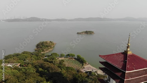 Wallpaper Mural 仏塔と湖・ドローン空撮 Torontodigital.ca