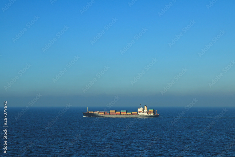 Containerschiff im Ozean