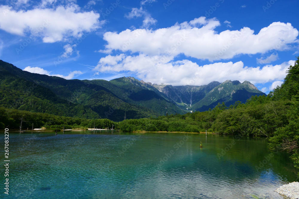 中部山岳国立公園。上高地の景勝地、大正池。松本　長野　日本。８月下旬。
