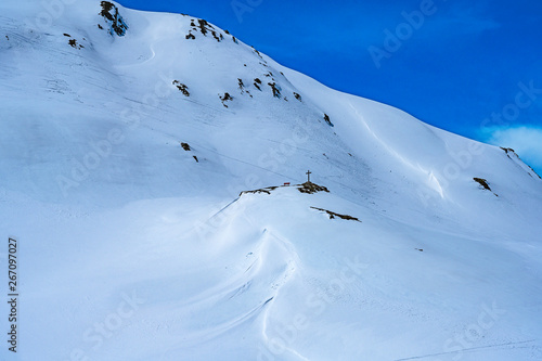 Kreuz in Winterlandschaft, Oberalp-Passhöhe, Andermatt, Uri, Schweiz  photo