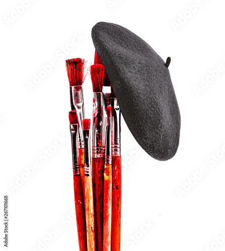 Baskenmütze mit Pinsel isoliert auf weißem Hintergrund