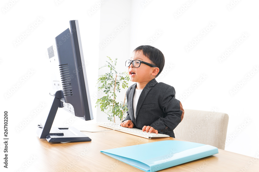 オフィスで働く子供ビジネスマン