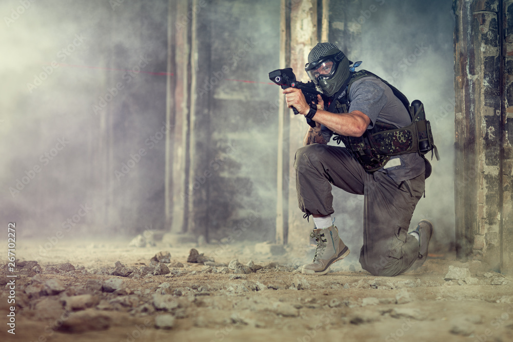Fototapeta premium paintball player shooting