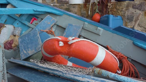 Barca di legno blu da pesca con salvagente a Scilla. photo