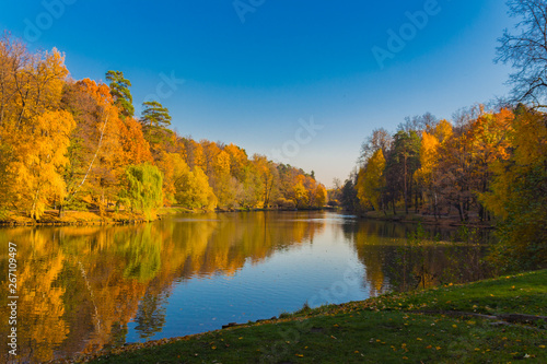 Fototapeta Naklejka Na Ścianę i Meble -  Scenic view to the autumn park and pond