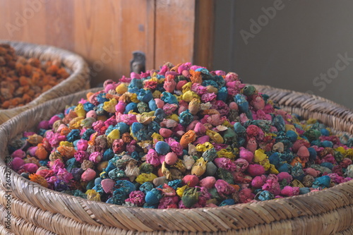 Cesta de diversos colores en Marruecos